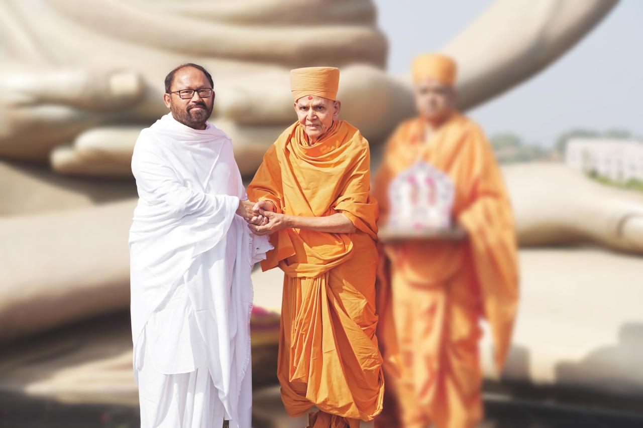 Pujya Gurudevshri Rakeshji with Pujya Mahant Swami Maharaj