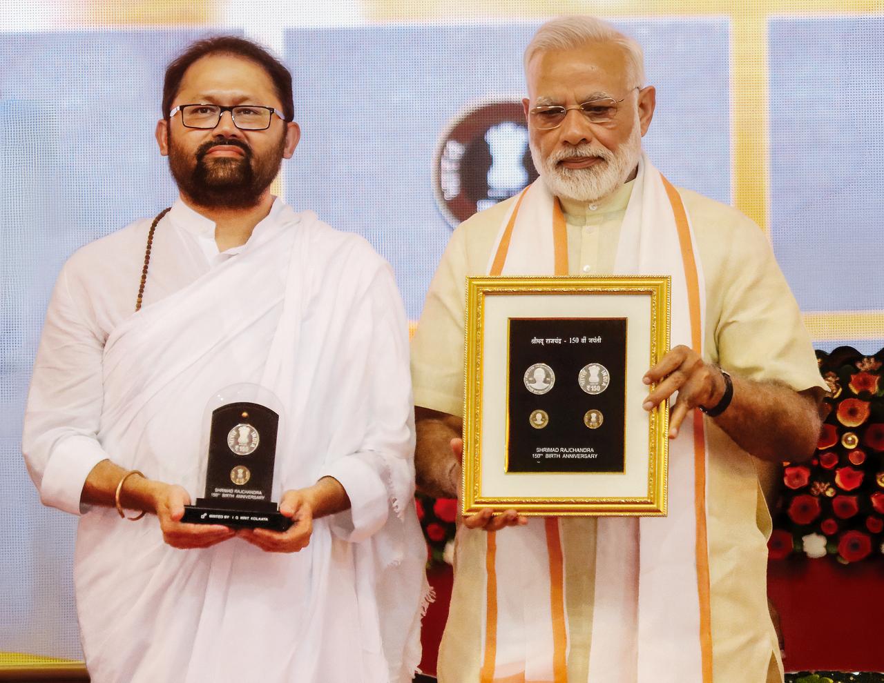 Pujya Gurudevshri Rakeshji with Prime Minister Narendra Modi